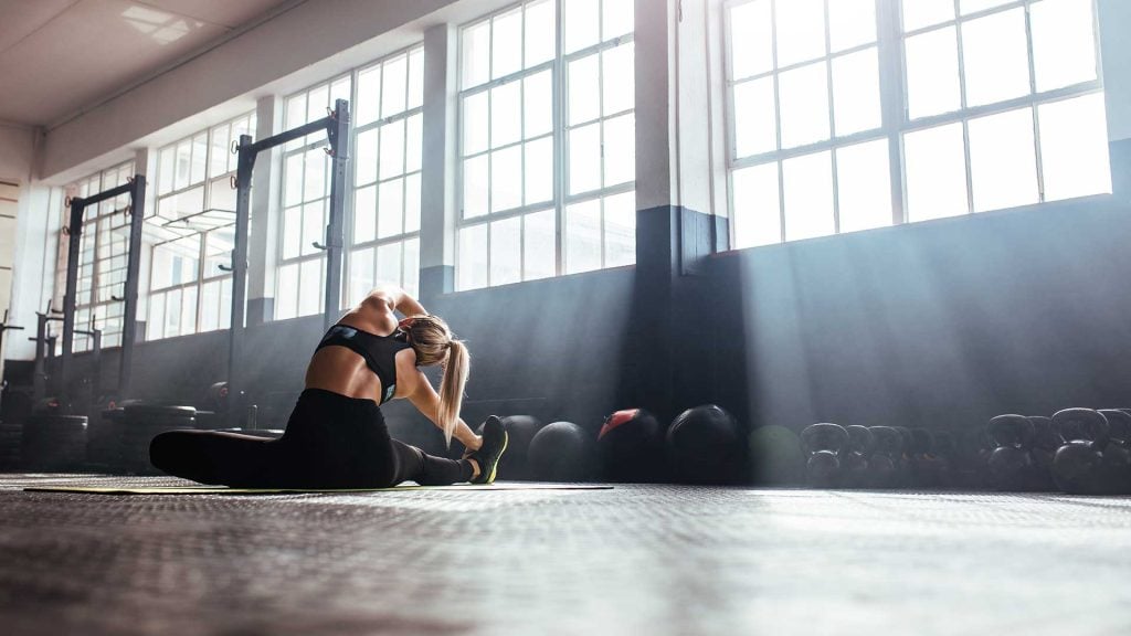 Frau am Dehnen im Fitnessstudio