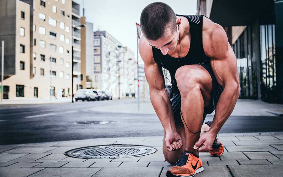 Jogger beim Schuhe binden