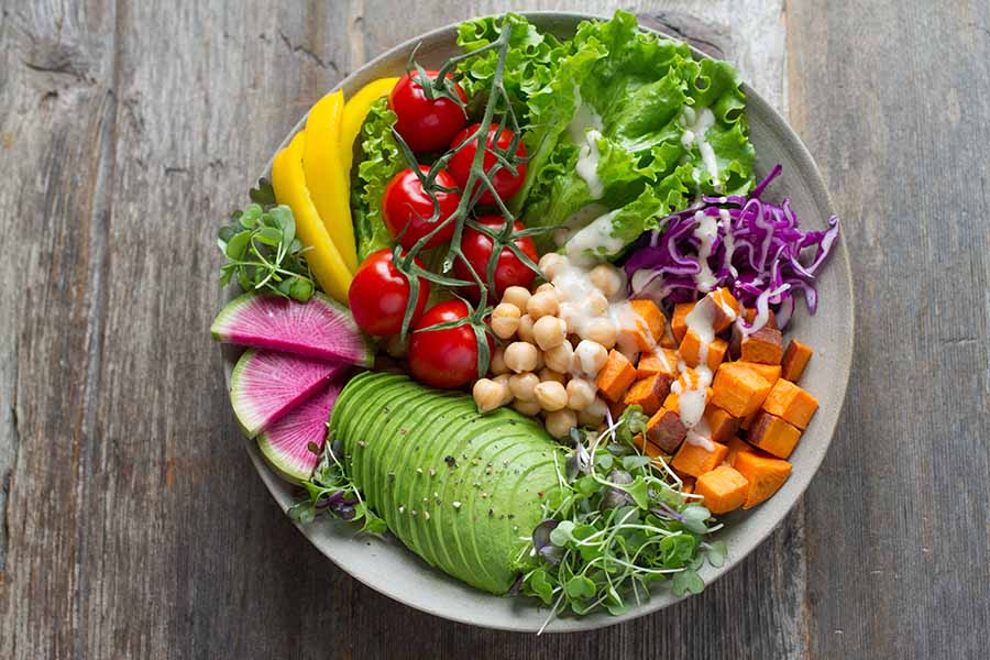 Bunter Salat mit Tomaten, Avokado und mehr